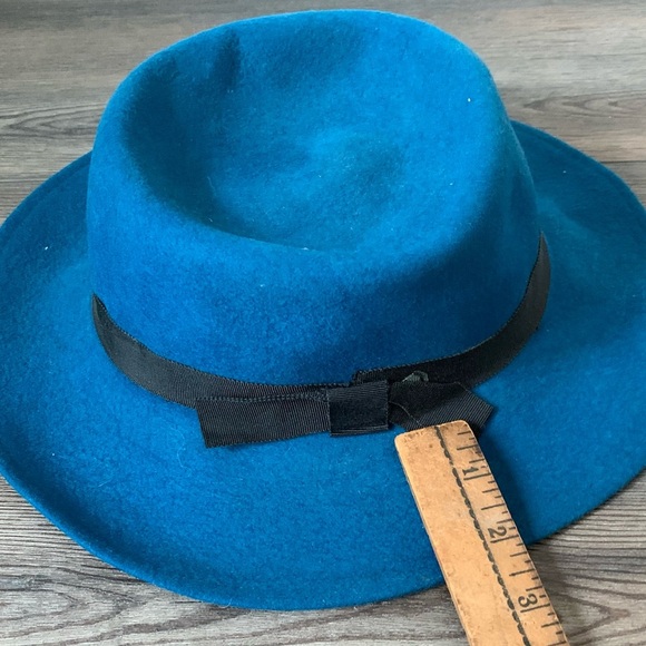 Lis Claiborne 100% wool hat - Picture 3 of 7